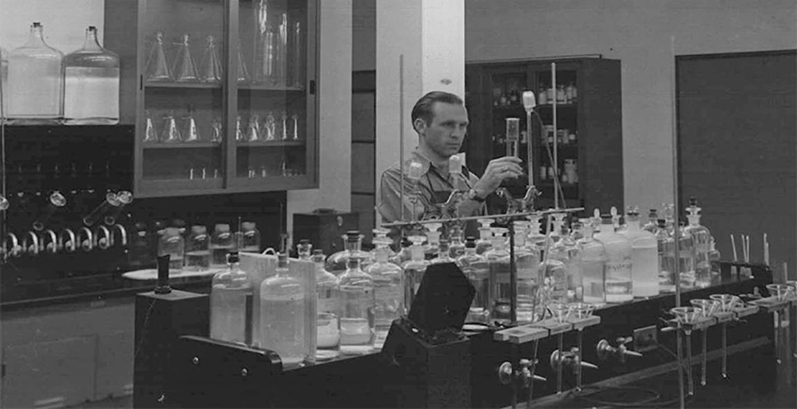 化学家Paul Bodenhofer在化学实验室<a href='http://750.hughbie53.net'>188bet棋牌平台</a>. 1942年2月9日.